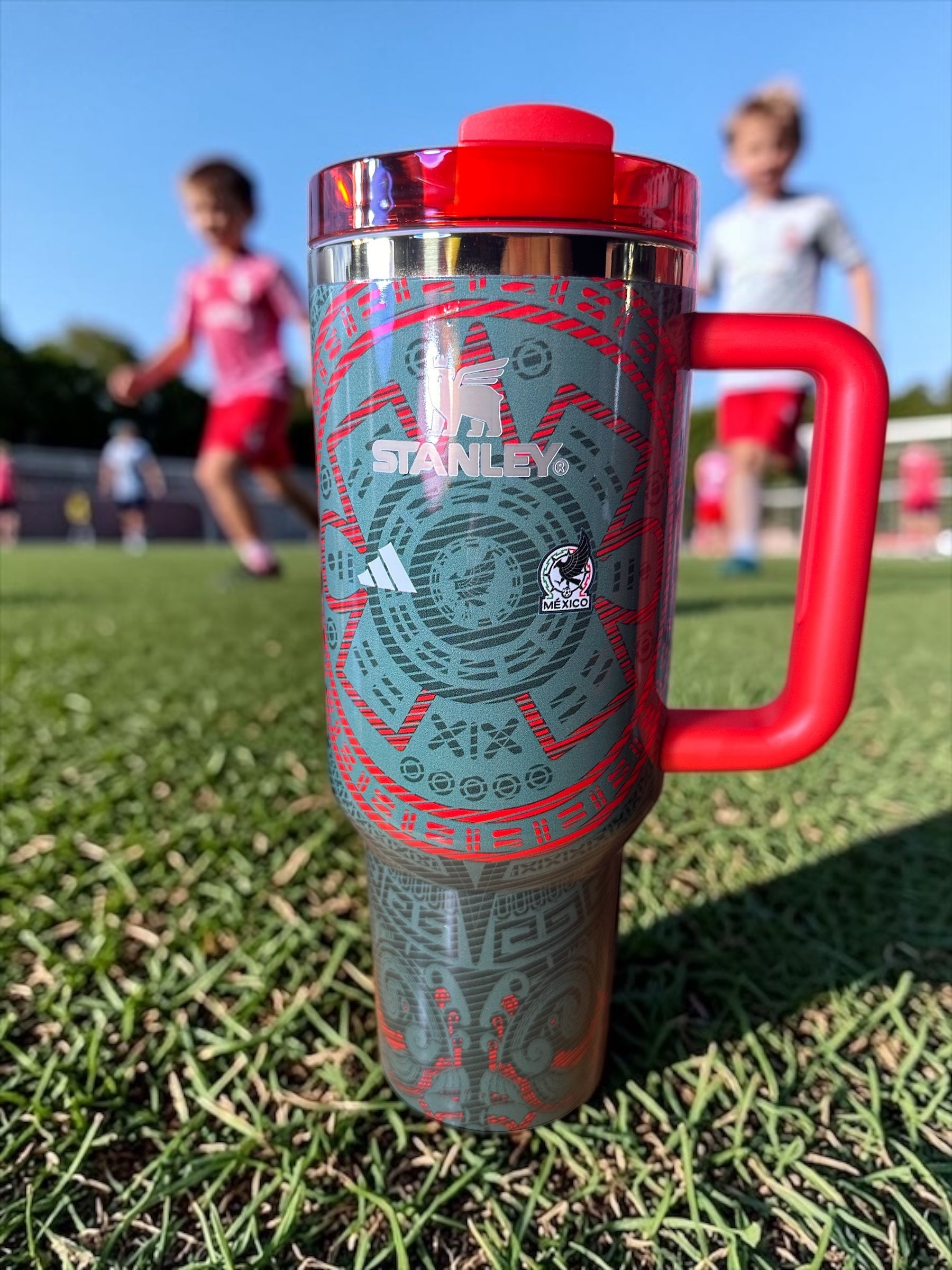 World Cup 2026 40oz Tumbler – Mexico Soccer Fan Cup | comes in red or green handle and lid on